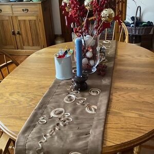 Elegant table runner.